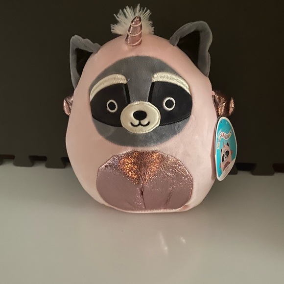 Rocky racoon dressed as a alicorn - Picture 1 of 2